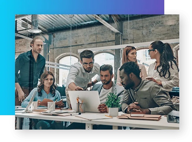 Equipe reunida analisando um projeto no computador